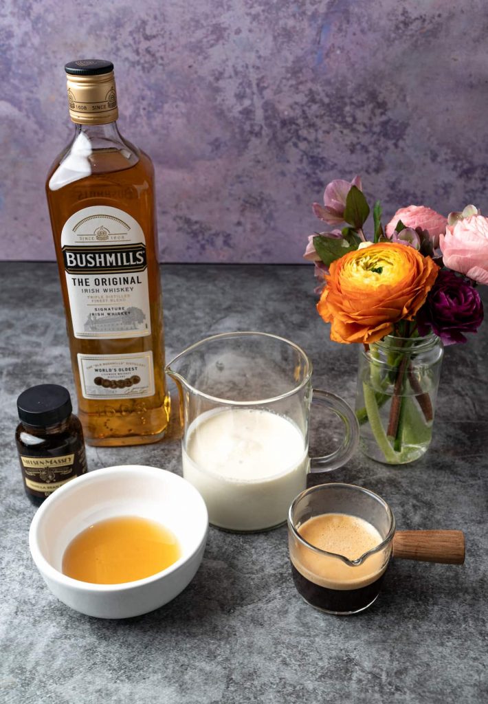 The ingredients to make Almande Baileys is vegan cream, whiskey, vanilla, almond milk and coffee.